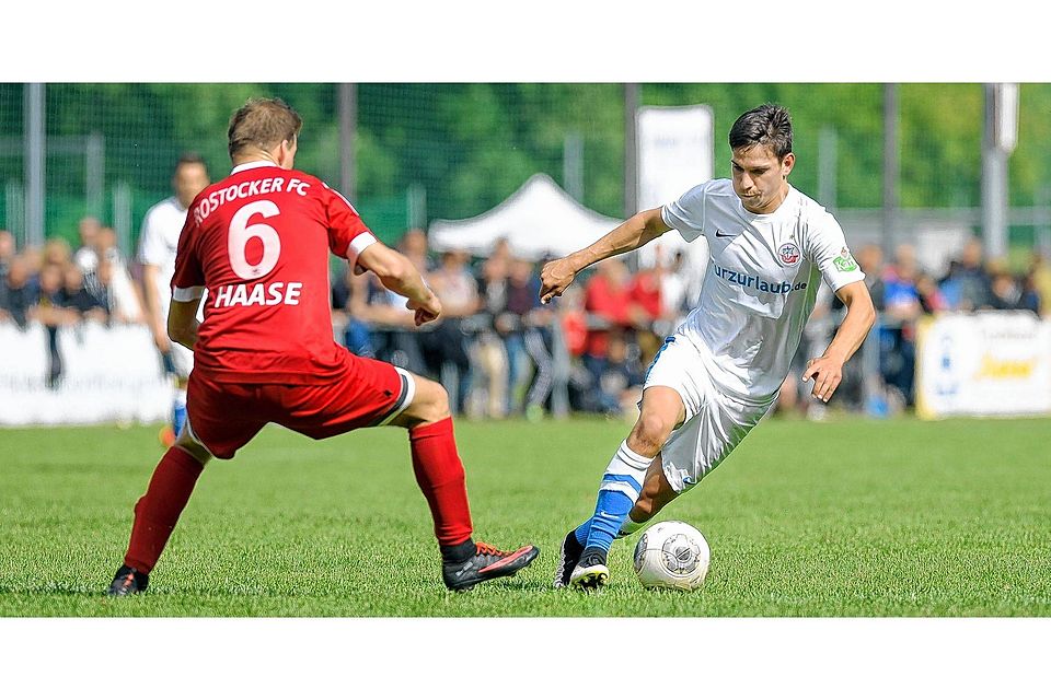 Marcel Gottschling (r.), der hier Stefan Haase vom Rostocker FC stehen lässt, spielte bei seinem Debüt für den FC Hansa seine Schnelligkeit aus. Der offensive Mittelfeldspieler muss sich seinen Stammplatz jedoch erst noch erkämpfen. Georg ScharnweberMarcel Gottschling Rostocker FC vs FC Hansa Rostock Erstes Testspiel des neuformierten Drittliga-Teams vor der Saison 2015/2016 Höhepunkt der Feierlic