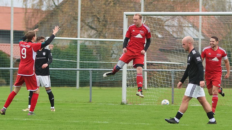 Sebastian Huber (Mitte) machte mit dem SV Obergg beim 6:0-Erfolg gegen den SV Oberrieden große Sprünge.