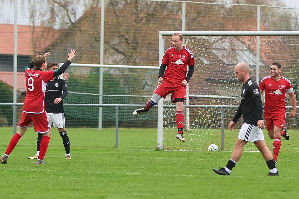 Sebastian Huber (Mitte) machte mit dem SV Obergg beim 6:0-Erfolg gegen den SV Oberrieden große Sprünge.