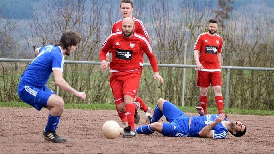 Oleg Tintor, rotes Trikot, wird bei Eintracht Flußbach weitermachen.