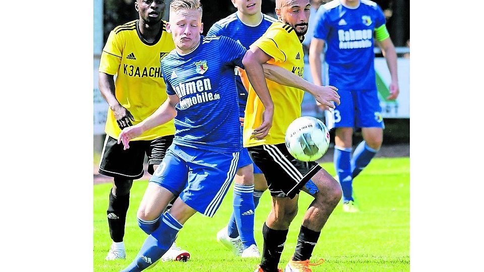 Arm in Arm im Kampf um den Ball: Teverens Nico Finlay (links) gegen den Walheimer Mohamed Gouider.