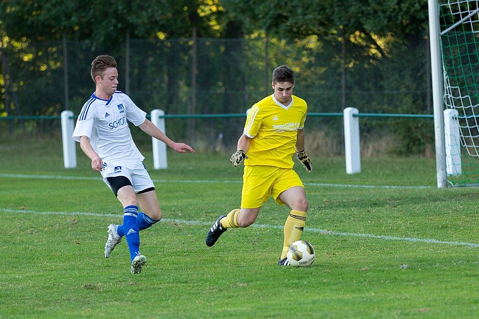 Einer der sichersten in einer derzeit noch ziemlich verunsicherten Schornsheimer Mannschaft: Keeper Pascal Reichert (rechts gegen den Schottler Patrick Hochhaus) bekommt von Trainer Kurt Heil ein Sonderlob. Foto: pa/Carsten Selak Einer der sichersten in einer derzeit noch ziemlich verunsicherten Schornsheimer Mannschaft: Keeper Pascal Reichert (rechts gegen den Schottler Patrick Hochhaus) bekommt von Trainer Kurt Heil ein Sonderlob. Foto: pa/Carsten Selak