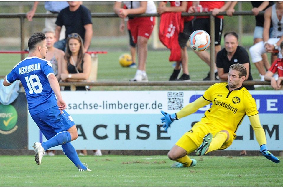 Neckarsulms Sebahattin Öztürk (links) überwindet BSC-Keeper Dennis Müller zum 0:3.  | Foto: Achim Keller