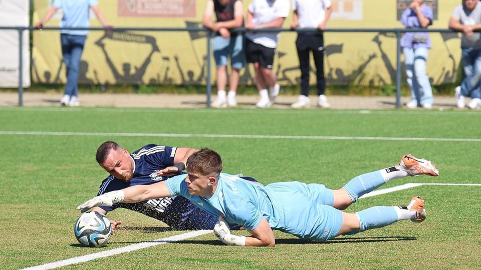 Hier fällt nicht das 1:0: Weidens Torwart Frederik Said kommt vor Vichttals Tugay Temel an den Ball.