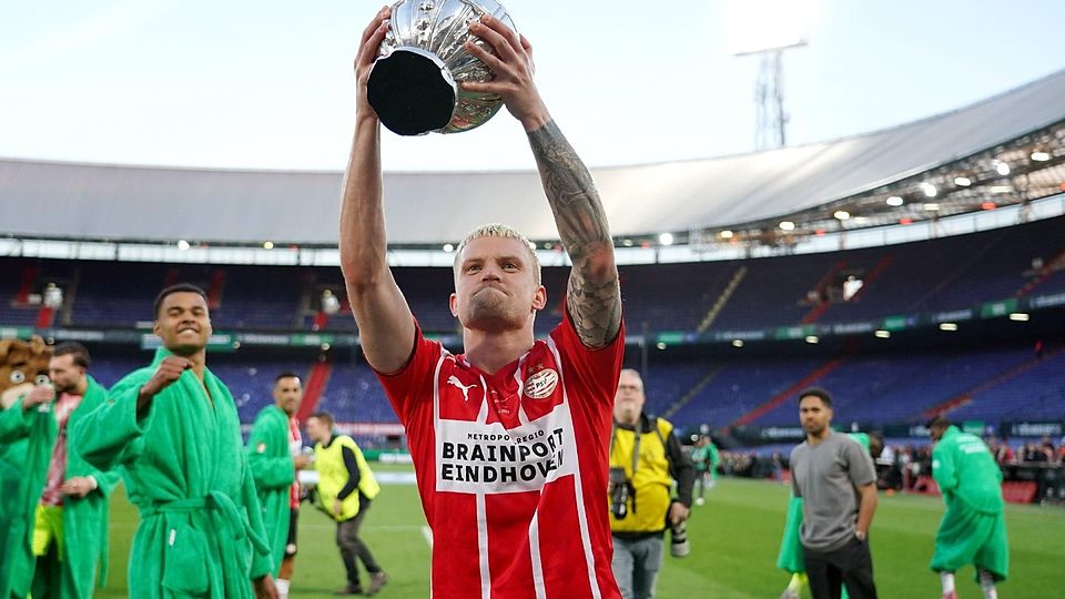 Philipp Max: Der Sohn von 1860-Torjäger Martin Max wechselte einst von Blau zu Rot. Heute streckt er Pokale für die PSV Eindhoven in die Luft.