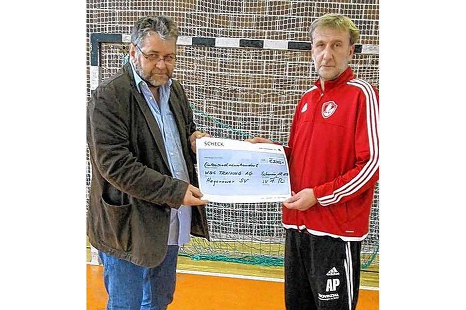 Andre Prielipp, Fußball-Abteilungsleiter des Hagenower SV (r.), bekam von Frank Stein einen symbolischen Scheck überreicht - zur Unterstützung des Vereinsengagements. Foto: privat