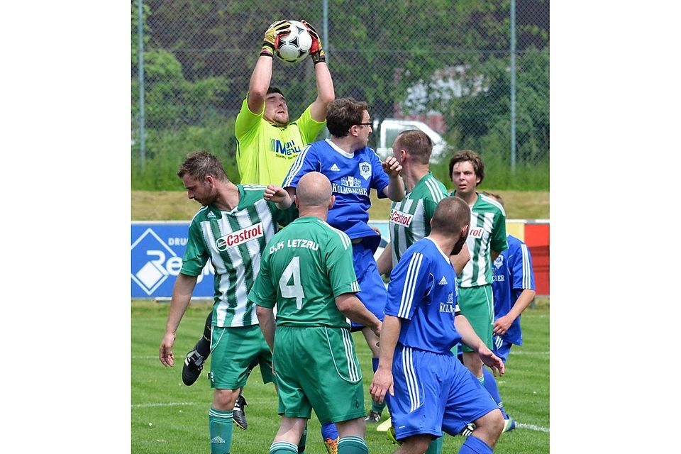 Die DJK Letzau (grüne Trikots) hat im Relegationsspiel gegen Ensdorf ihre letzte Chance, den Klassenerhalt doch noch sicherzustellen. F: Nachtigall