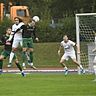 Hinten sicher stehen und nach bei Standards Akzente setzen wollen die Geretsrieder Defensivspezialisten wie Sebastian Rosina (Mi.) auch im heutigen Match beim TSV Kastl.