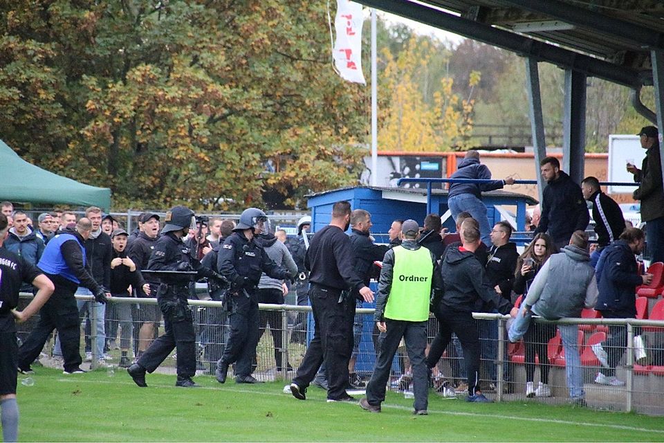 Die Polizei ging am Sonnabend mit Schlagstockeinsatz gegen Randalierer beim Spiel Oranienburger FC und SV Babelsberg 03 vor. Bereits zu Spielbeginn wurde Pyrotechnik gezündet. In der 61. Minute wurde das Spiel zwischenzeitlich unterbrochen. Am Ende siegte Babelsberg mit 0:3.  ©Steffen Kretschmer