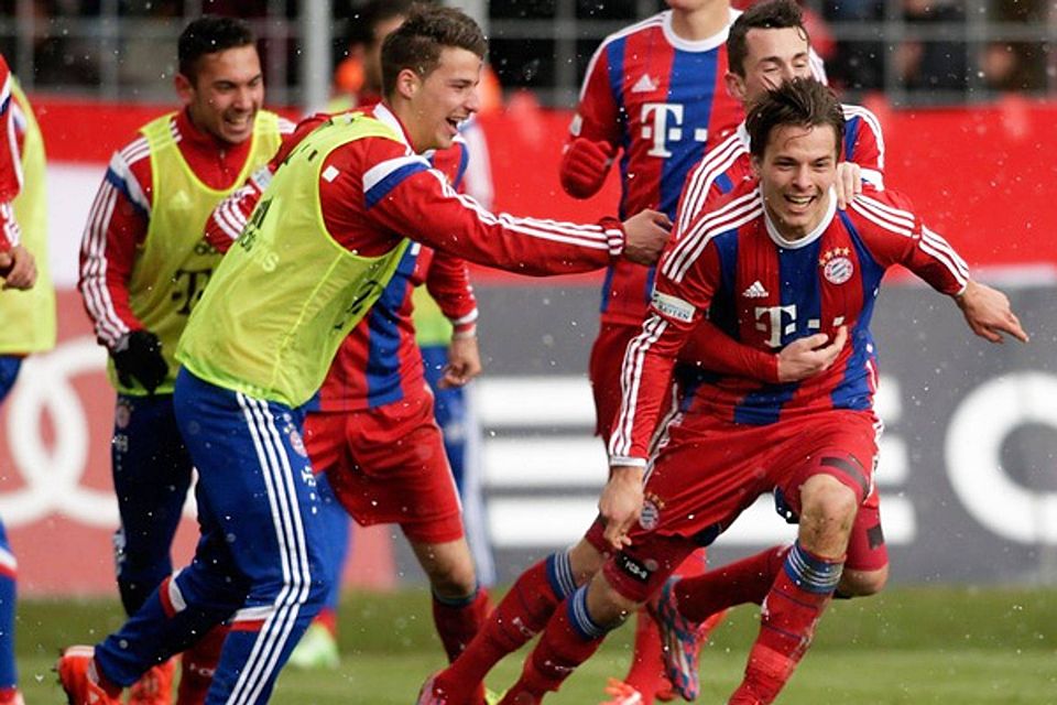 Bayern-Jubeltraube nach dem 1:0: Lukas Görtler erzielt den Derbysiegtreffer per Schlenzer ins Kreuzeck. F: Getty Images