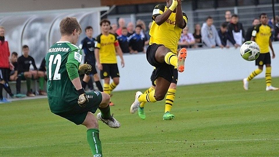 Paderborns U17-Torwart Hannes Kramp (l.) hielt einen Strafstoß von Dortmunds Torjäger Youssoufa Moukoko (r.). Letztgenannter erzielte trotzdem einen lupenreinen Hattrick.