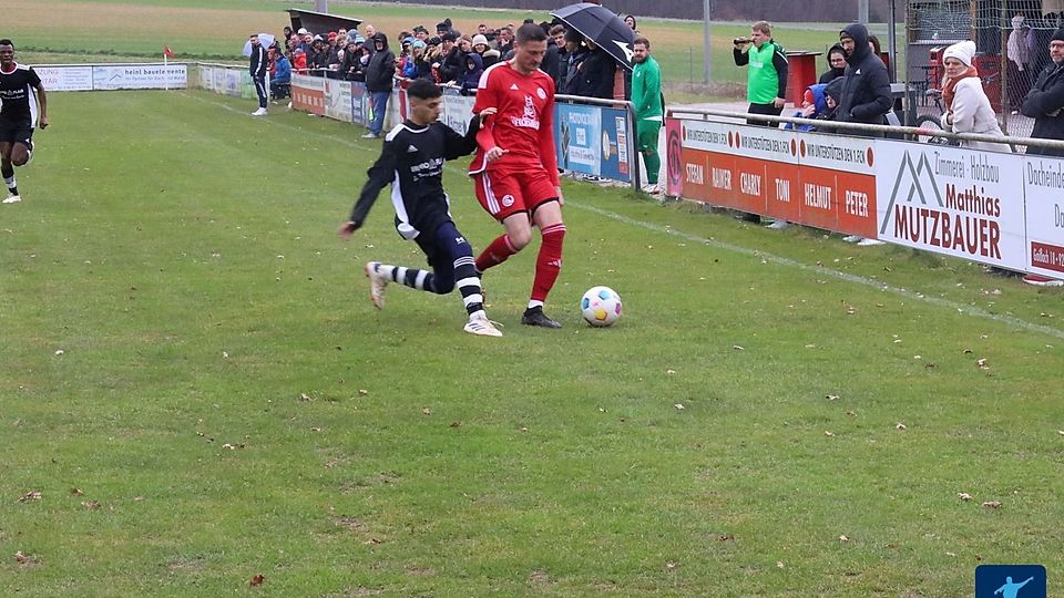 Ein Dreier in Raigering beschert dem 1. FC Neukirchen (in Rot) die Möglichkeit auf den direkten Wiederaufstieg in die Kreisliga.