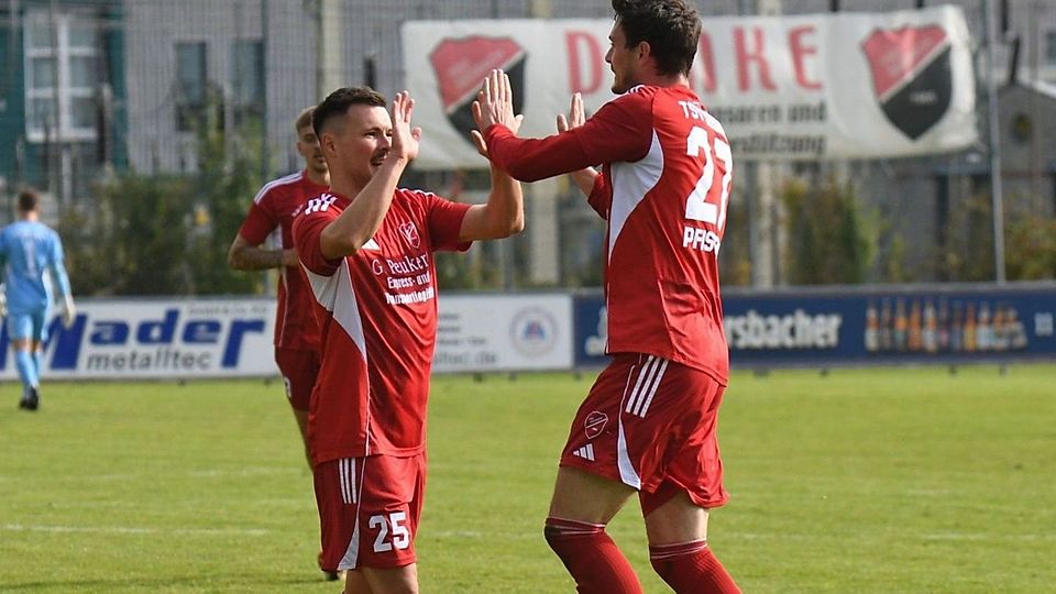 Die Seebacher Alexander Heindl (links) und Patrick Pfisterer bejubeln den ersten Treffer der Partie.