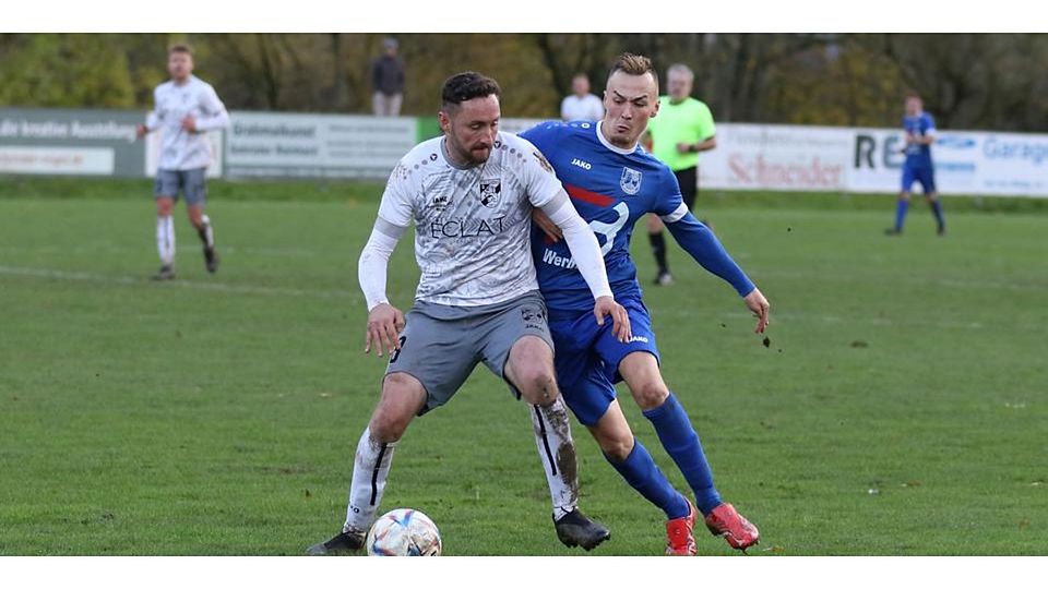 Auch wenn das Topspiel gegen Caldern (hier mit Peter Caly am Ball) 2:3 verloren ging, haben Sven Brunet (rechts) und der FSV Buchenau die besten Chancen, Weihnachten als Tabellenführer zu feiern. © Jens Schmidt