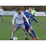Auch wenn das Topspiel gegen Caldern (hier mit Peter Caly am Ball) 2:3 verloren ging, haben Sven Brunet (rechts) und der FSV Buchenau die besten Chancen, Weihnachten als Tabellenführer zu feiern. © Jens Schmidt