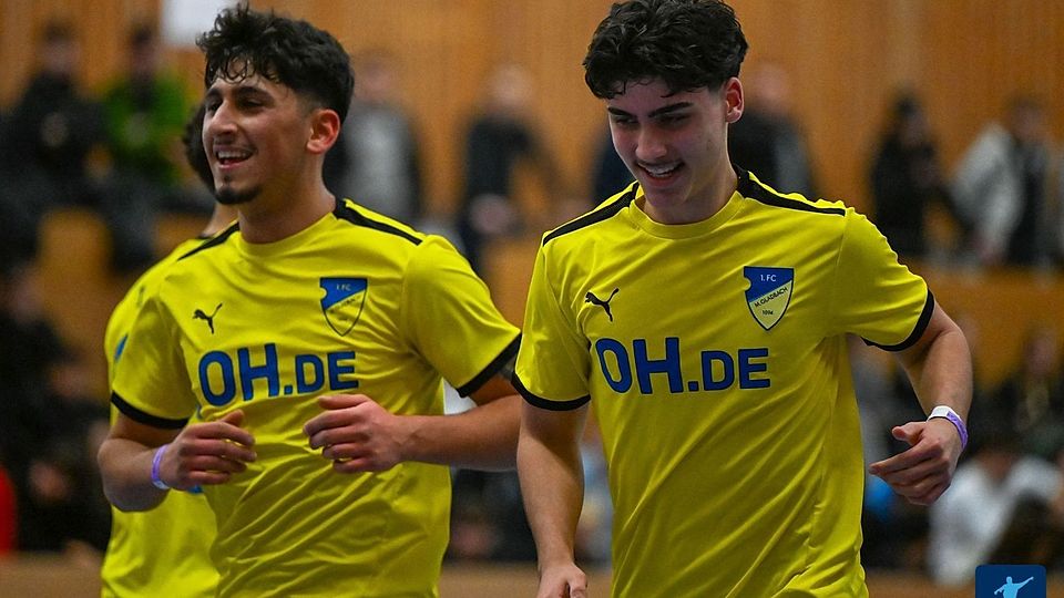 Die U19 des 1. FC Mönchengladbach setzt sich die Hallenkrone auf.