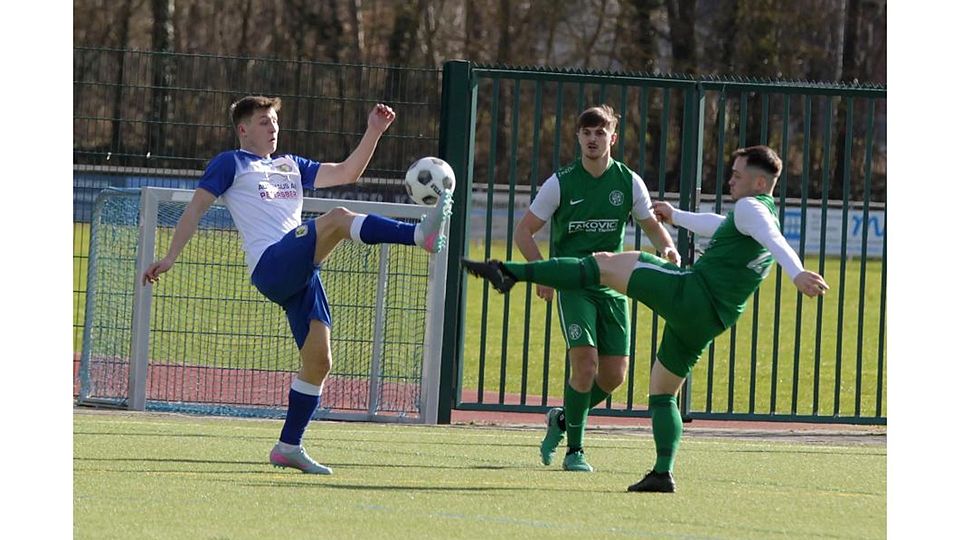 Gau-Odernheims Paul Krassmann (l.) und Eugen Bauer (VfL Gundersheim) gehen mit gestrecktem Bein zum Ball. Juri Belyayev (m.) verfolgt die artistische Szene mit etwas Abstand.	Foto: Schmitz/pakalski-press