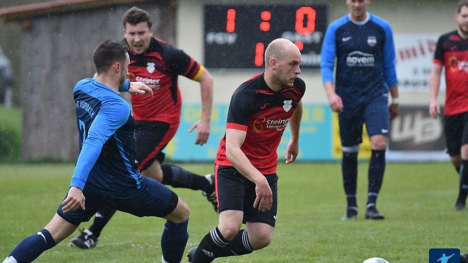 In der Partie des ASV Haidenaab (in Rot-Schwarz) gegen den FC Vorbach (in Blau) wollen beide Mannschaften Zählbares, um den Weg in Richtung "ruhiges Fahrwasser" der Tabelle einzuschlagen. 