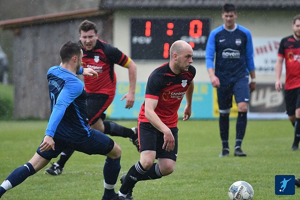 In der Partie des ASV Haidenaab (in Rot-Schwarz) gegen den FC Vorbach (in Blau) wollen beide Mannschaften Zählbares, um den Weg in Richtung "ruhiges Fahrwasser" der Tabelle einzuschlagen. 