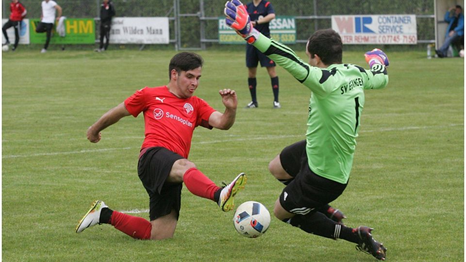 Marke offene Sohle: Mirco Burmeister (links, FC Hochrhein) gegen Eggingens Ralf Kaiser | Foto: Michael Neubert