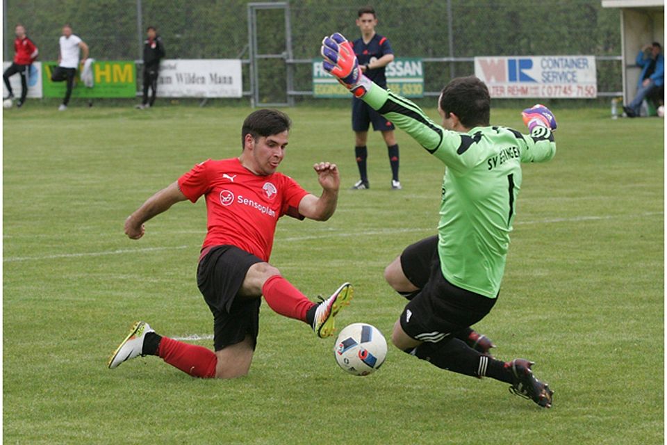 Marke offene Sohle: Mirco Burmeister (links, FC Hochrhein) gegen Eggingens Ralf Kaiser | Foto: Michael Neubert