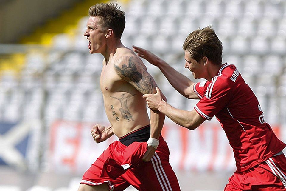 Tobi Schweinsteiger bejubelt den späten Siegtreffer der Bayern-Amateure gegen Schweinfurt. F: Scheuring