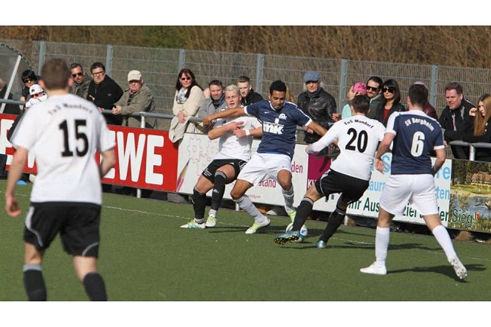 Adam Abdou (am Ball) und der SV Bergheim freuen sich auf das Duell mit dem FV Bad Honnef. Foto: Bröhl