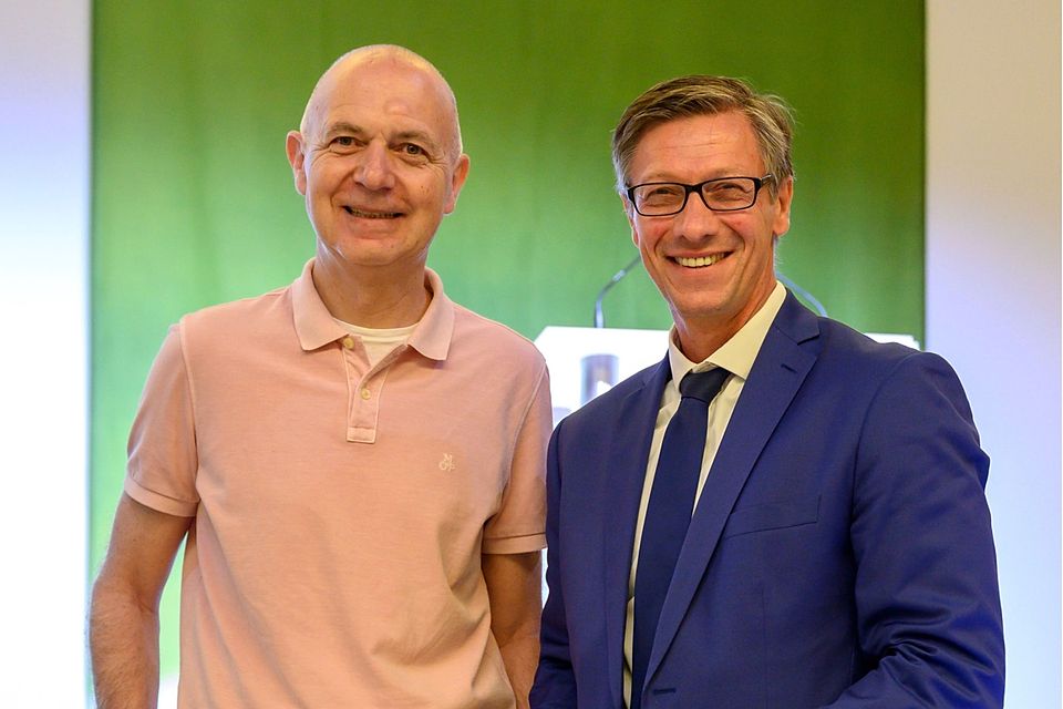  Bernd Neuendorf (r.), bis zum 11. März Präsident des Fußball-Verbandes Mittelrhein, gratuliert Dr. Christos Katzidis zur Wahl in das Amt des FVM-Präsidenten