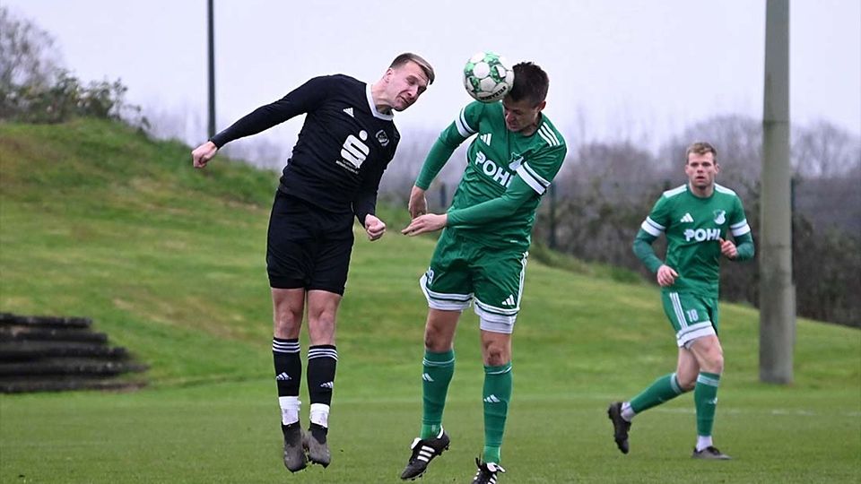 Kopfballduell zwischen Arne Burmeister (Hademarschen) und Bjarne Hansen (Todenbüttel).