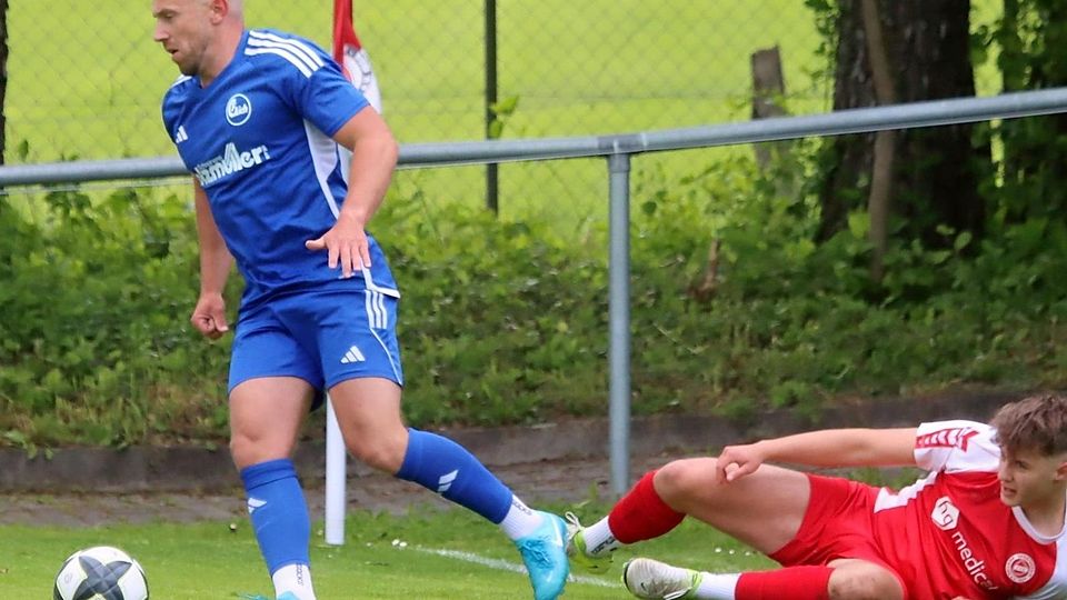 Aichs Roman Sixt (in Blau) im Spiel gegen den SV Raisting.