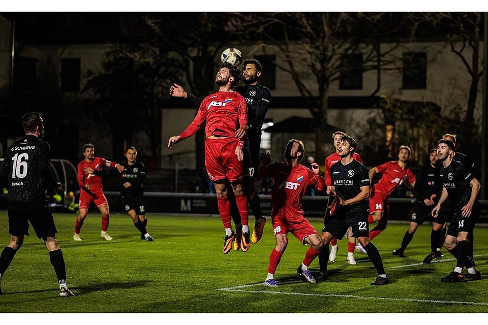 Heiß umkämpft war die Bayernliga-Partie am Freitag. Hier gewinnt Daniel Gaedke das Kopfballduell gegen Kai Dusch. Die Schwaiger Linus Hesch, Fabio Groß und Johannes Empl (dunkle Trikots, v.l.) beobachten die Szene.