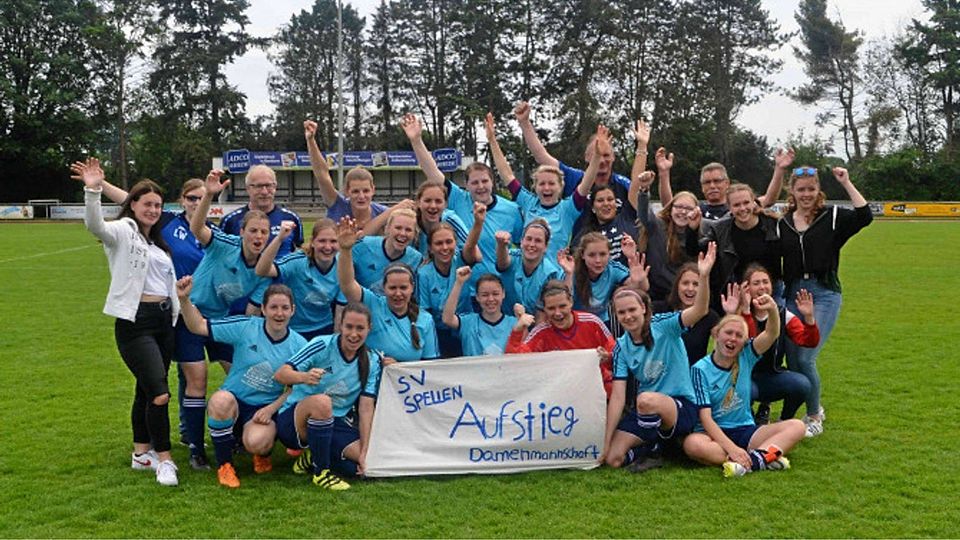 Jubel über den Aufstieg: das Frauen-Team des SV Spellen. Foto: SVS