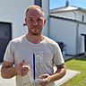 Vilzings Regionalliga-Torhüter Max Putz nimmt die Auszeichnung des Fußball-Verbandes bei sich zuhause entgegen.