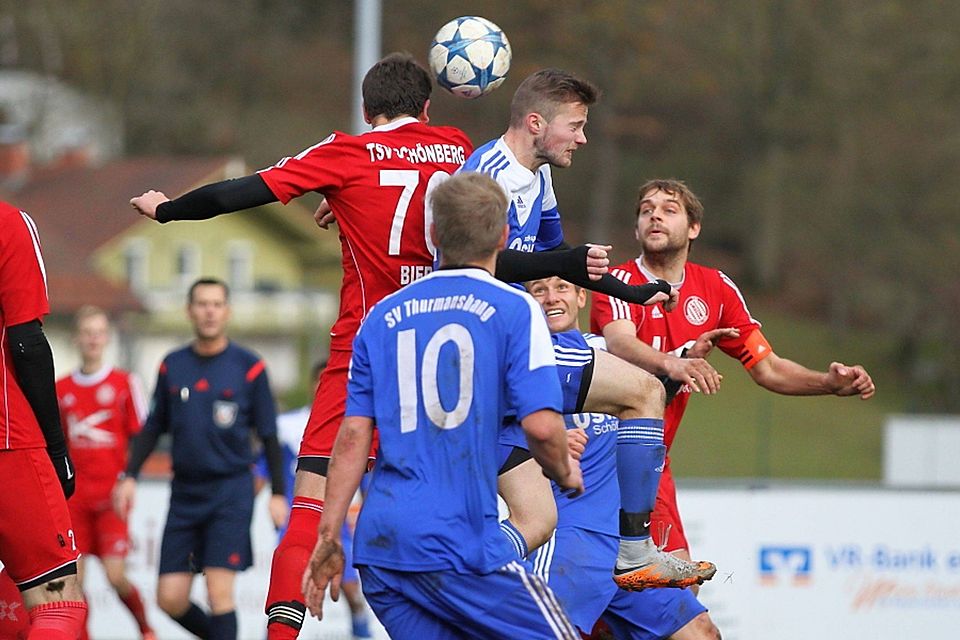 Der TSV Schönberg (rote Trikots) und der SV Thurmansbang liefern sich ein spannendes Meisterschaftsfernduell F: Grübl