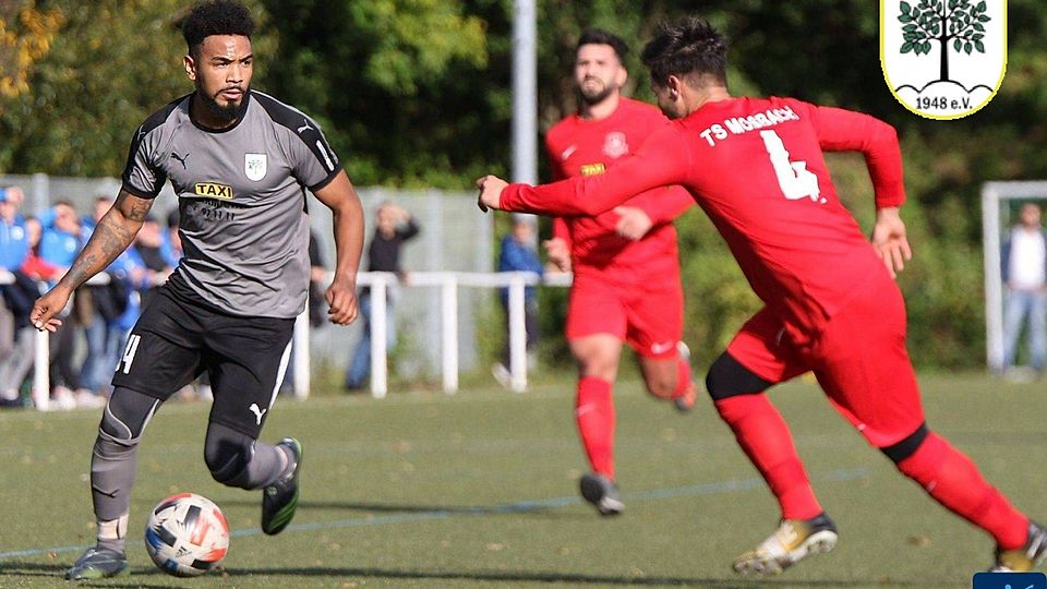 Benjamin Bender (l.) vom FV Reichenbuch ist diese Runde nicht aufzuhalten.