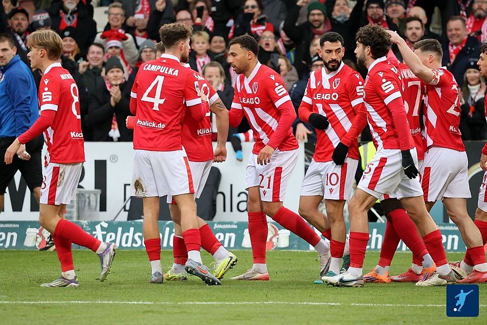 Cottbus trifft spät zur Spitze Cottbus trifft spät zur Spitze