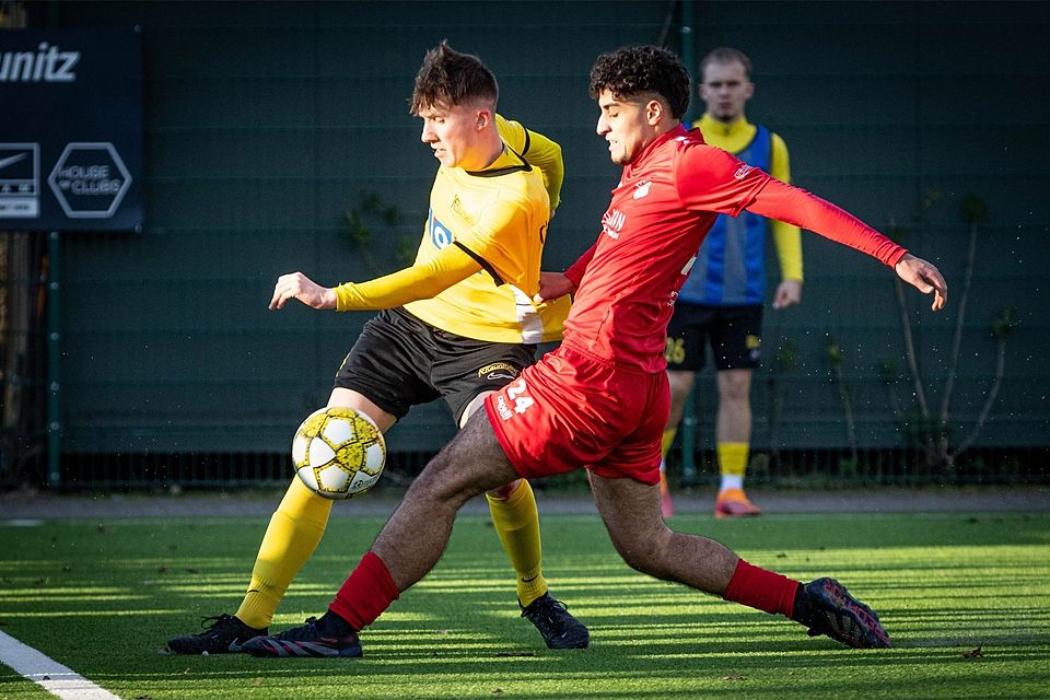 Erneut spielen der FC Kaunitz (gelb-schwarzes Trikot) und der VfL Theesen im Duell der beiden Aufsteiger in der Westfalenliga 1 unentschieden, diesmal beim 1:1 in Kaunitz.