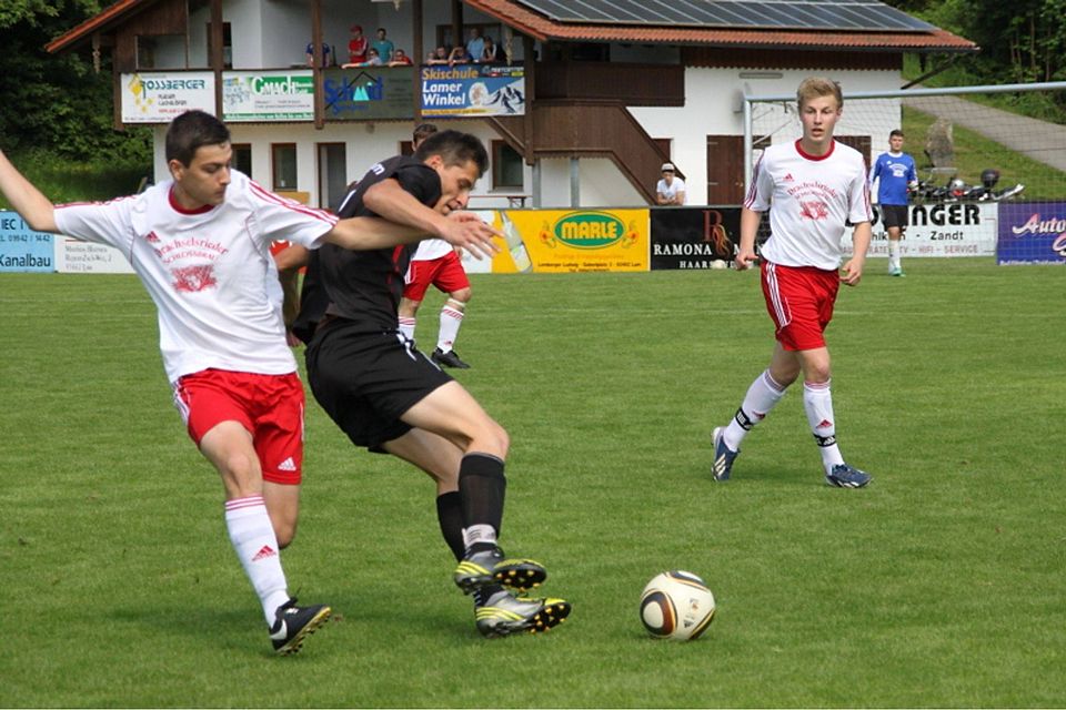 Die SpVgg Lam II (hier in Schwarz im Spiel gegen Geiersthal bleibt in der Kreisklasse.