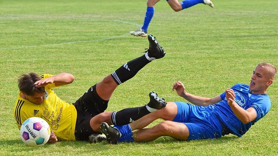 Der SC Olching (in Blau) im Spiel gegen den SC Schöngeising (gelbe Trikots).