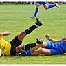 Der SC Olching (in Blau) im Spiel gegen den SC Schöngeising (gelbe Trikots).