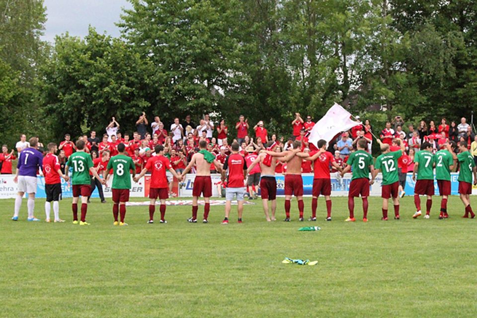 Rot-Grün-Phase: Die Fußballer des SV Au-Wittnau feiern nach dem Sieg in Rheinfelden den Aufstieg mit ihren Fans. | Foto: Benedikt Hecht