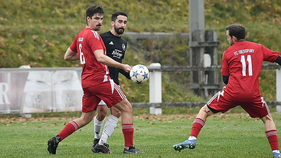 Der FC Dießfurt (rote Trikots) ist auf dem Weg zum Meistertitel in der Kreisklasse West weiterhin nicht aufzuhalten.