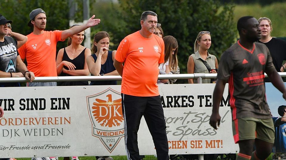 Vom Chefcoach zum Assistenten: „Louis van Gaal“, wie Stefan Krebs (Bildmitte) in Spielerkreisen genannt wird, tritt eine Stufe zurück auf der Trainerleiter.