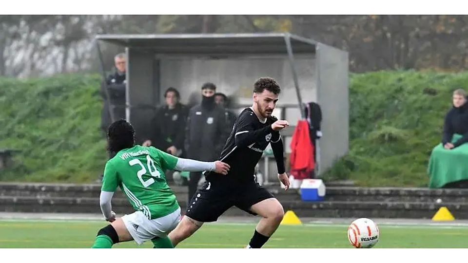 Am letzten Spieltag kommt es im Bezirksliga-Abstiegskampf zu einem direkten Duell zwischen dem VfR Nierstein (links Shugo Watanabe) und Fontana Finthen (rechts) Ricardo Böhringer.