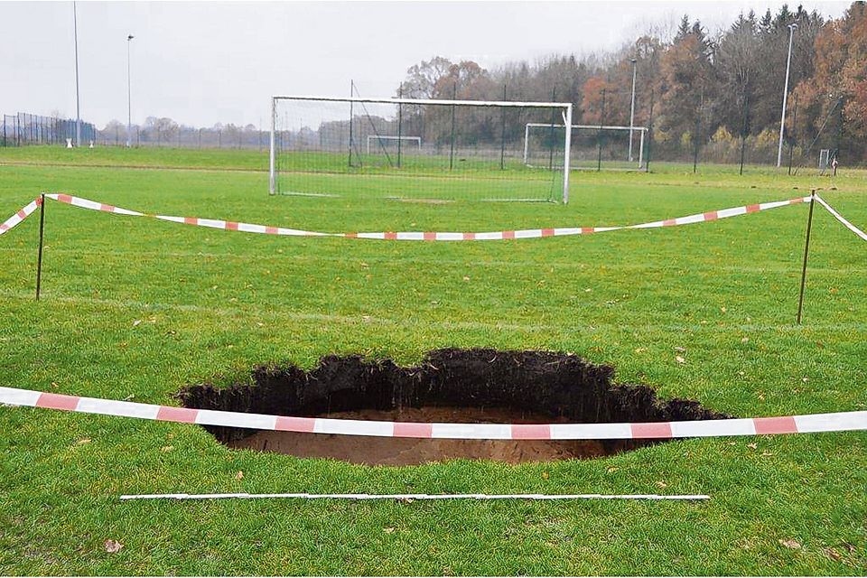 Schon vor sechs Jahren gab es auf dem Sportplatz in Münsterdorf einen Erdrutsch. Dieses Mal soll das Loch im Strafraum ziemlich groß sein (ca. 2  x 2 x 2 Meter)