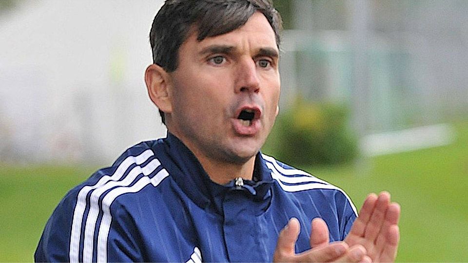 Trainer Oliver Remmert klatscht nur bedingt Beifall. Denn noch läuft bei der SpVgg Auerbach nicht alles rund.    F.: Andreas Lode