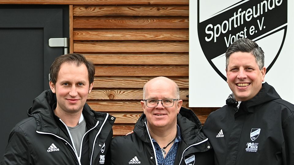 Markus Sommer (Mitte), Björn Haas (rechts) und Robert Niestroj (links) verlängern die Zusammenarbeit bei den Sportfreunden Vorst 