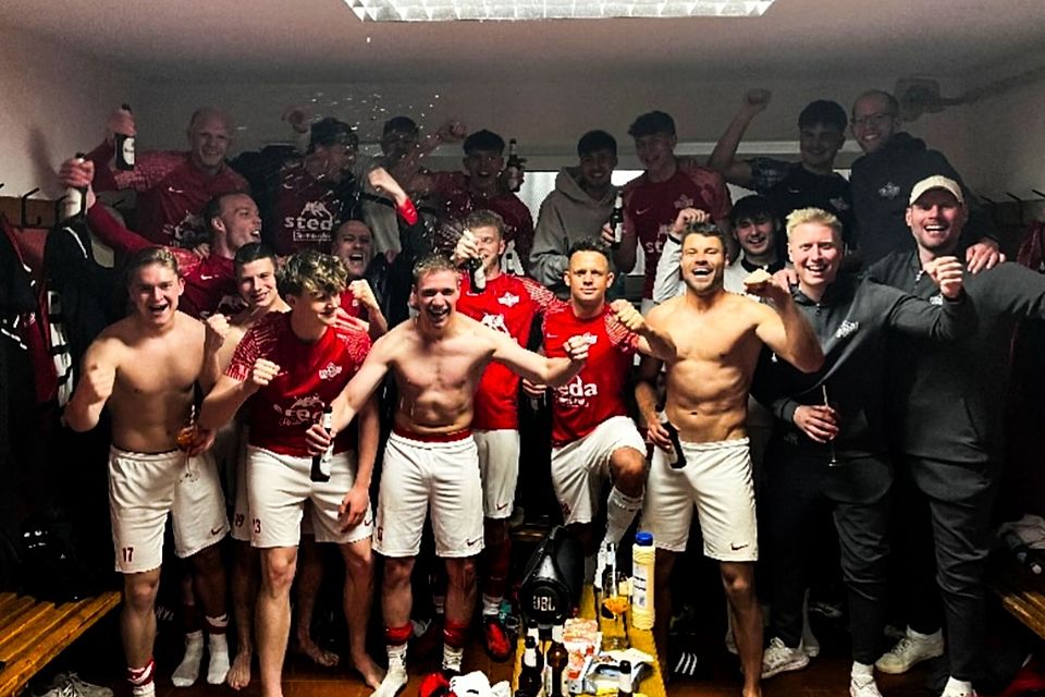 Für die Klicks etwas nackte Haut, fürs Herz ehrlicher Amateurfußball, klingt nach einem fairen Deal. 📸⚽