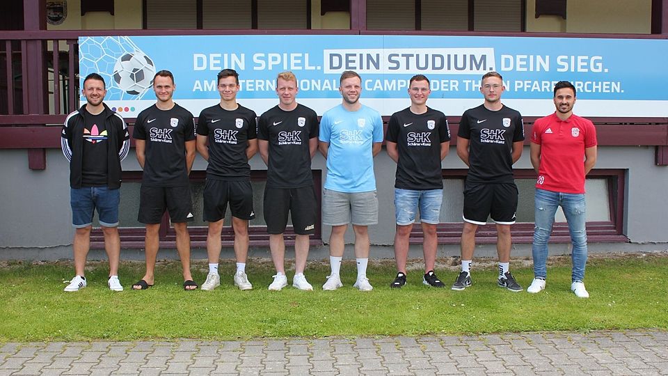 Ein Teil der TuS-Neuzugänge mit den beiden Coaches Robert Schildmann (links) und Pascal Taboga (re.) 