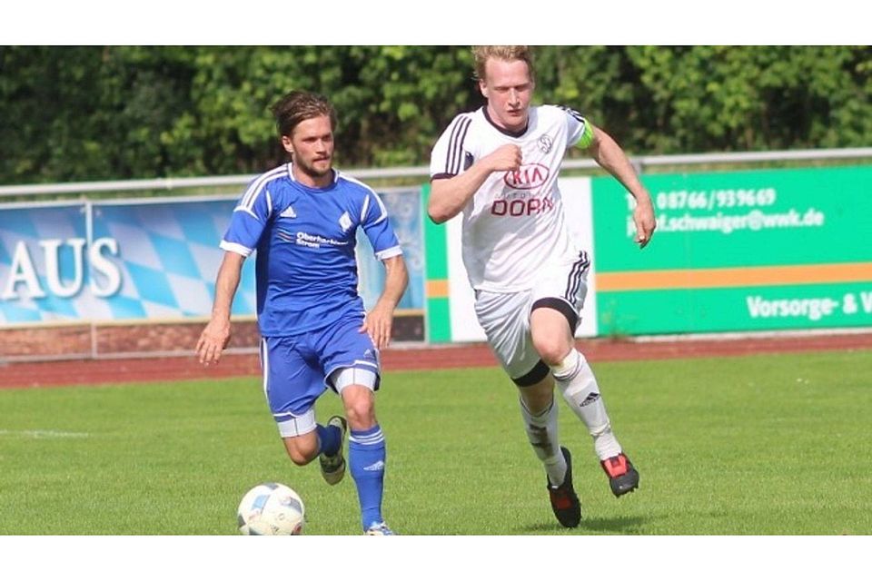 Ein umkämpftes Duell lieferten sich die SpVgg Landshut um Kapitän Tobias Rewitzer (re.) und der FC Deisenhofen. F: Herrmann